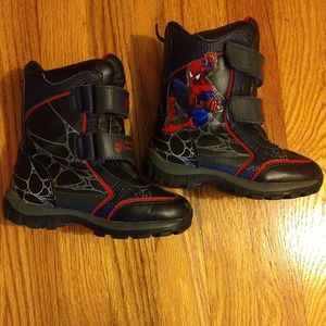 Boys Spiderman snow boots.